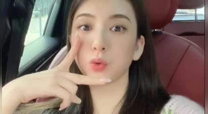 方媛带女儿逛超市被偶遇，怀三胎了仍穿厚底鞋！站姿显得有些豪放