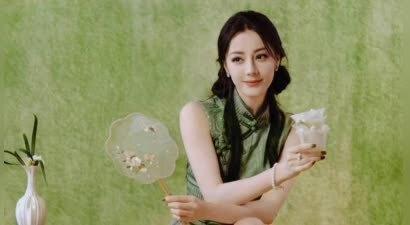 迪丽热巴翠绿旗袍太绝！国风雅韵拉满似茉莉花仙