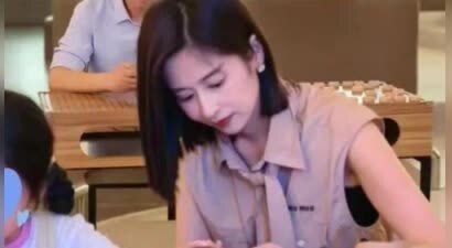 颖儿带女儿去游乐园：路人镜头下皮肤白到发光，这状态不像孩他妈