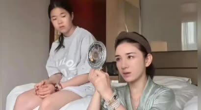 黄奕母女在马来西亚吃榴莲自助，12岁黄芊玲个子很高，但颜值一般
