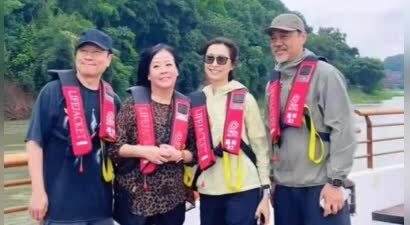 刘青云携太太同游乐山！郭蔼明被粉丝搂腰合照，毫无架子太接地气