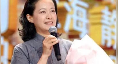 嫁大13岁名导被捧红，丈夫病逝后不愿再演戏，今55岁未婚无子嗣