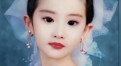 刘亦菲八岁时得过童模冠军，网友：“从小美到大”