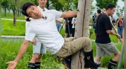 尼格买提发文“树上骑个猴”，撒贝宁这表情绝了，调皮孩子上线！