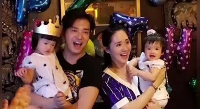 49岁港星陈晓东携妻子，参加女儿朵朵的小学毕业礼，一家其乐融融