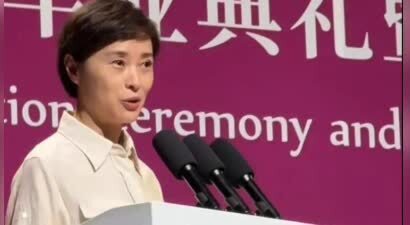 53岁吴越回母校上戏参加毕业典礼，生图并不显年轻，上台还是素颜