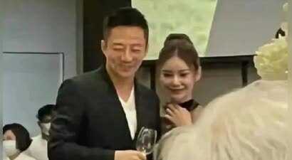 汪小菲马筱梅参加表妹婚礼，现场人气高，众多粉丝主动求合影