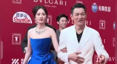 63岁刘德华挽手杨幂走红毯！西装笔挺状态惊艳，看着像40多岁