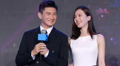 刘诗诗吴奇隆合体带娃，两人无交流，保持距离，6岁儿子很活泼