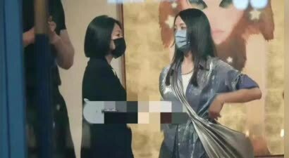 今日，许雅钧夫妇捧场二女儿个人艺术展，小S笑容满面，消瘦不少