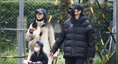 高圆圆女儿正面照首度曝光，皮肤偏黑五官似父，母女被偷拍尴尬微笑性格温和