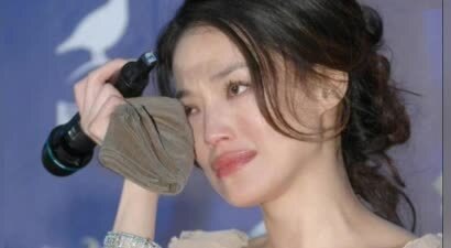 蔡澜去世才7天，恶心一幕出现！舒淇费力“穿上的衣服”又被扒下
