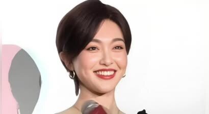41岁唐嫣剪短发后像换了个人，穿露肩裙亮相又美又飒，差点认不出