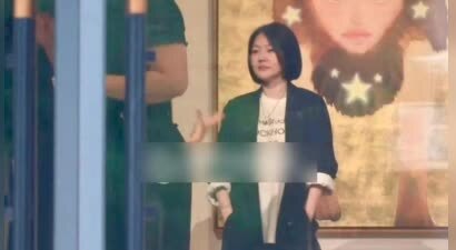 小S疗伤4个月现身女儿画展，脸色红润变胖了，老公许雅钧贴心陪同
