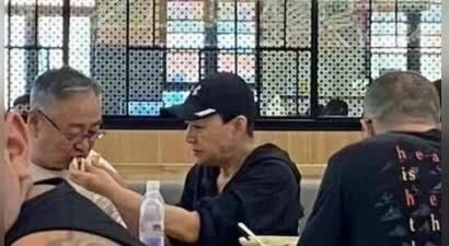 宋丹丹一家在阿那亚度假，老伴需要喂饭，带娃和普通人没区别