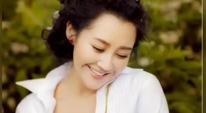 她一生 “风流成性、老少通吃”，撩汉无数，现如今56岁却依旧单身