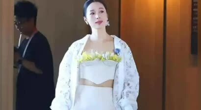 被称为“顶级绿茶”，出道26年争议不断，如今 42岁看着却像 24岁