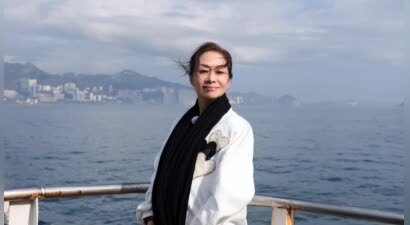 港星艾威为妻子举行海葬，亲手撒下骨灰送别，日后也会海葬与亡妻相聚