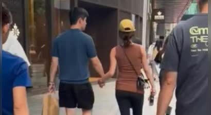 杨采钰已到香港待产！和老公商场购物身形浮肿，生产前只能穿拖鞋