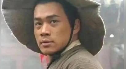演员丁海峰携妻儿再回淄博祭祖，19岁儿子罕见出镜，妻子穿着朴素