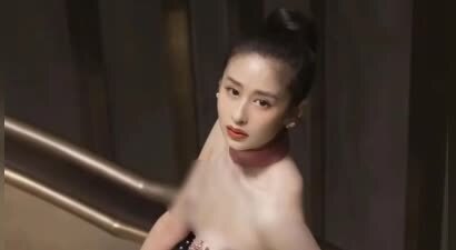颖儿出院8天复工，穿抹胸裙瘦成“皮包骨”，术后痛到不敢躺下