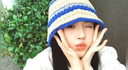 鞠婧祎戴圆帽漫步街头 眨眼瞬间甜度爆表
