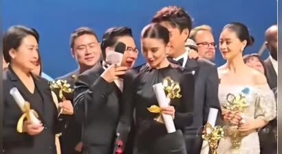 咸猪手、占C位：一张合照戳破白玉兰这晚的温情，难怪刘亦菲缺席
