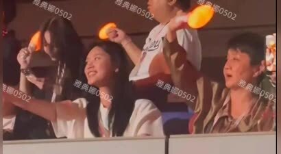 周杰伦演唱会偶遇奚梦瑶和婆婆梁安琪，婆媳俩挥动荧光棒全程开心