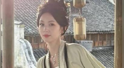 周也古装花絮九宫格氛围感拉满，从侠女到贵女切换自如尽显全能