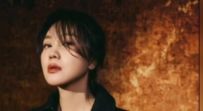 闫妮黑蕾丝透视装惊艳亮相 红唇魅惑展熟女风情