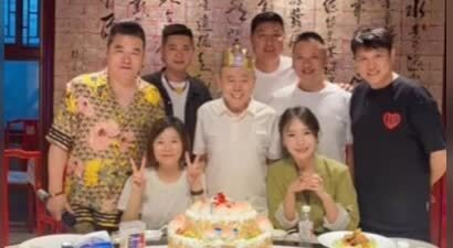 潘长江过68岁生日，饭菜很一般，五粮液直接摆上桌，徒弟来了不少