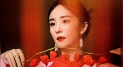 杨幂不如赵丽颖大气？古偶多年跌神坛，流量女王转型电影咖？