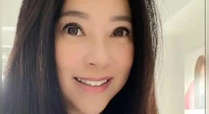“最美郭芙”晒新疆旅行照！尖下巴引关注，因前夫锒铛入狱而离婚