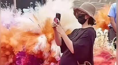40岁演员侯梦莎快生了！挺超大孕肚逛街，自曝怀孕后反应慢三拍