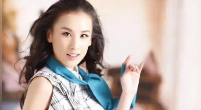 “白月光”黄圣依：下跪赵本山，甩掉杨子，如今醒悟，42岁不算晚