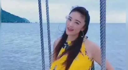 玖月奇迹被喊话复婚！王小玮海边荡秋千，衣着宽松难掩大肚疑怀孕
