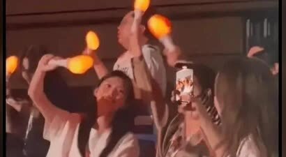 奚梦瑶和婆婆一起看周杰伦演唱会 嗨唱闲聊有说有笑关系超好