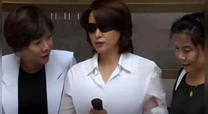 央视主持人董卿近况曝光，被人搀扶着从医院出来，跟之前判若两人