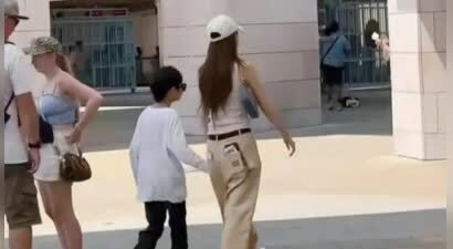黄晓明前妻带儿子出游，8岁小海绵戴墨镜，穿长裤长袖，热到驼背