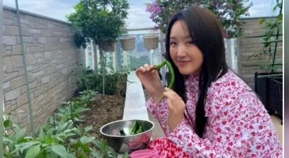 53岁杨钰莹现状：和母亲定居深圳，在豪宅种菜生活惬意，仍未结婚