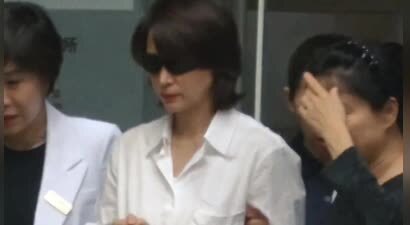 董卿52岁近况曝光，走路需助理搀扶引发健康担忧