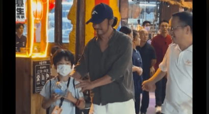 吴京携儿子南宁撸串！鸭舌帽配小辫造型随性，父子撸串画面超接地气