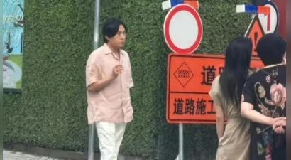 伊能静法国吃大餐被偷拍，素颜面相变了认不出，和秦昊都太爱粉色