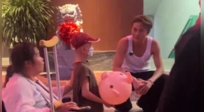 吴克群现身街头帮患病母子卖花，当事人回应：他就像邻家大哥