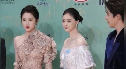 28岁关晓彤与42岁蒋欣同框，身材差距显现，究竟什么是顶级头身比？
