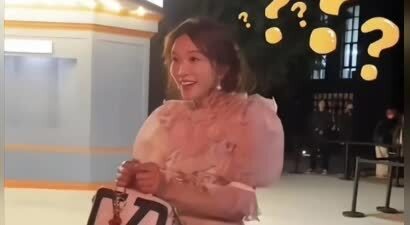 51岁林志玲新加坡带娃，双腿细长背影很少女，小12岁老公像流浪汉