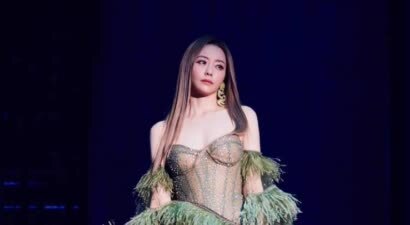 20年的风浪都挺过来了，40岁的张靓颖，会因为穿衣风尘继续刚吗？