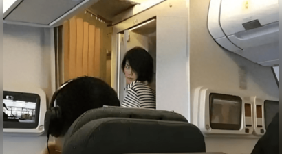 55岁王菲登机被偶遇，身材保养得非常好，腰好细，精神状态也不错