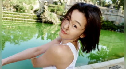 全智贤眼里有光了！网友猜测她要离婚，近照似少女打扮粉嫩秀身材