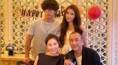章子怡哥嫂为大女儿庆生，章爸露面头发花白，抱孙子笑得合不拢嘴